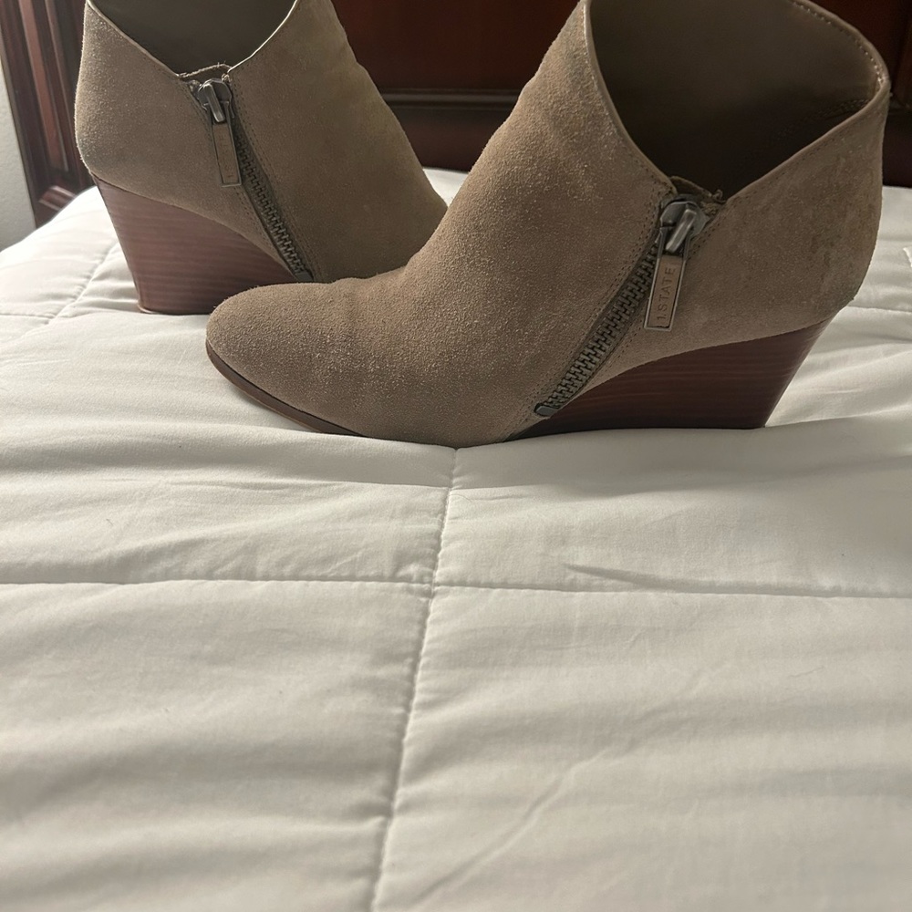 Nordstrom 1.STATE Women's Kaleb Wedge Boots Size 9 Tan Taupe Suede Zip Shoe